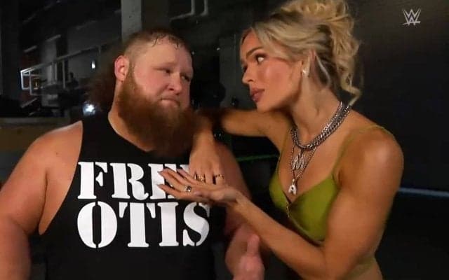 「なんちゅう格好」「切れ込みがすごい」美女レスラー、大胆衣装にファン騒然 “バキバキ”腹筋も披露