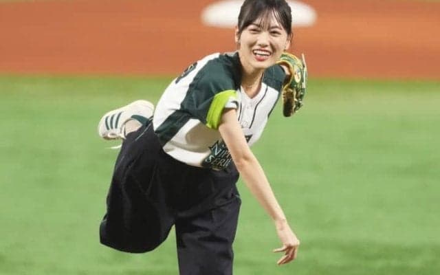 日本S熱戦を盛り上げる…みずほペイペイに降り立った25歳女優の始球式に反響止まらず！「可愛さが更新されている」「透明感、半端ない」