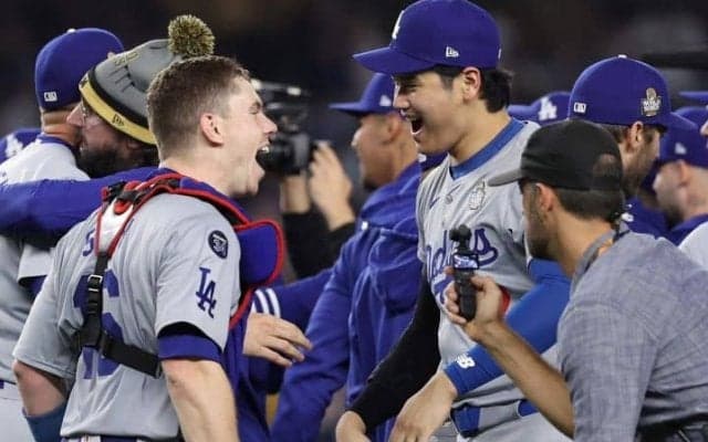 大谷翔平、ドジャースでの10年の初年度で世界一　前代未聞のスキャンダルを乗り越え、最高の仲間とたどり着いた「頂」の先へ