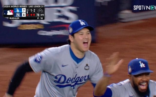 よっしゃー！ 大谷翔平、“全力ダッシュ”でWS初制覇に歓喜！「左肩のこと忘れてる」「世界一おめでとう」エモすぎた瞬間