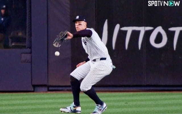 嘘だろ…？ 名手ジャッジの“痛恨エラー”にネット騒然！「どうした…」「可哀想すぎる」まさかの“落球”で試合の流れが一変した瞬間