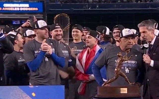 「トロフィー持って変顔w」大谷翔平、“まさかの茶目っ気”が話題！ 監督インタビュー中に「嬉しそう」「ウケるw」