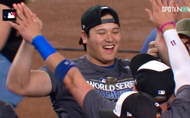 「イエーイ！」大谷翔平、大ハシャギでハイタッチ＆ハグを連発「中島トレーナーとロハスを抱きしめるシーンは感動的」「少年のように喜んでる」