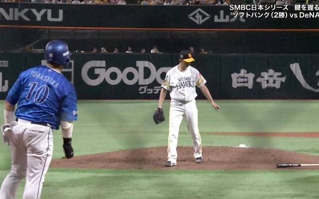 「なんやこれ」日本Sでバット“すっぽ抜け”の珍事 「めっちゃ飛ばす」視聴者も驚愕…DeNA・戸柱の打席で