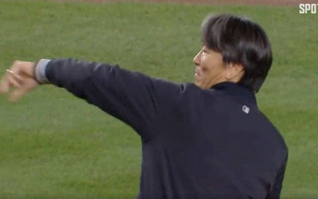 これは… 松井秀喜に「ウソだろ？」 まさかの投球… 観客が総立ち＆拍手喝采「早っ！」「さすがゴジラさん」