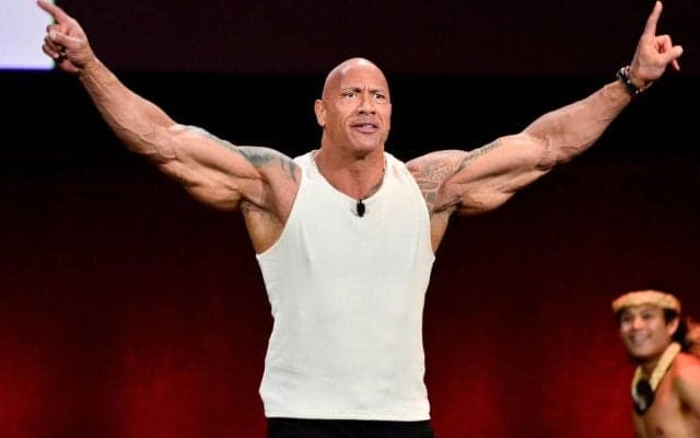 「ベッカムは忘れられない」ハリウッド俳優の仮装姿に衝撃再び、“ザ・ロック”のピチピチのユナイテッド7番に「筋肉がすごい」