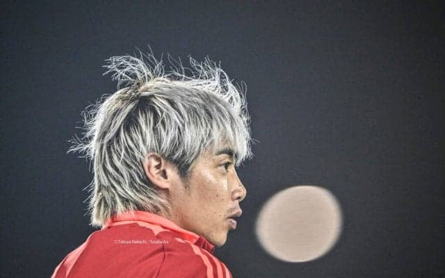 「背中ポンってしたい」Sランス伊東純也のピッチに一人で座り込んだ敗戦後の“絵になる背中”に反響！「純也くんの気持ち伝わってくる」「さすさすしてあげたい」の声