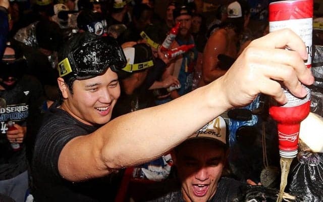 美女レポーターをびしょ濡れにした“犯人”　歓喜で暴走も…二コリ笑顔「冷たすぎるわよ」