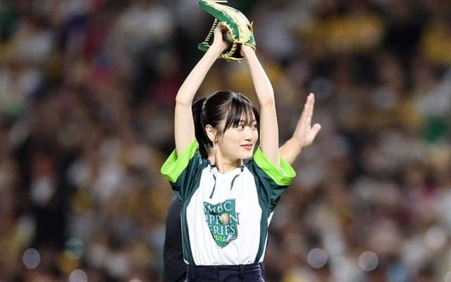 黒髪美女が投げた“魔球”の正体「まさか…」　たまらん1球に衝撃「天使すぎる」