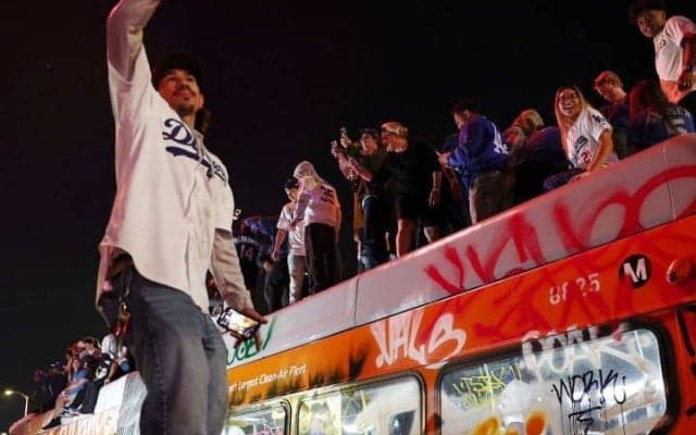 違法花火で指を吹き飛ばすファンも…ドジャースのWS制覇に市民暴徒化　ロサンゼルスが大混乱「略奪者が暴れまわった」