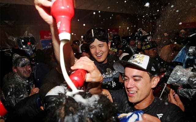 「カーショー泣きそう」ド軍ロッカーで歓喜　大谷＆由伸の“悪だくみ”にX注目「嬉しそう」