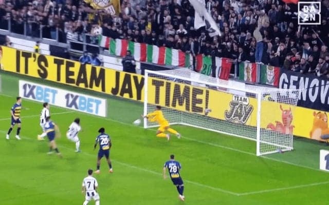 ユヴェントスが唖然…鈴木彩艶、“超反応セーブ”が話題！ 「それ止めるか！」「身体能力お化け」超決定機を横っ飛びで防いだ瞬間