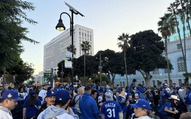 ド軍世界一パレード、午前7時からファン大混雑　開始4時間前…LA大盛り上がり