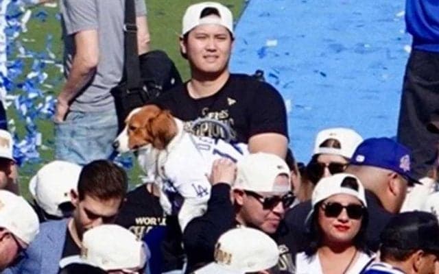 大谷翔平、真美子夫人＆デコピンとセレモニーに参加　英語会見後に記念撮影