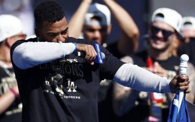 T・ヘルナンデスが優勝セレモニーで見せた涙「みんなが夢を叶えてくれた」感謝の思いとドジャース“残留”の可能性は？