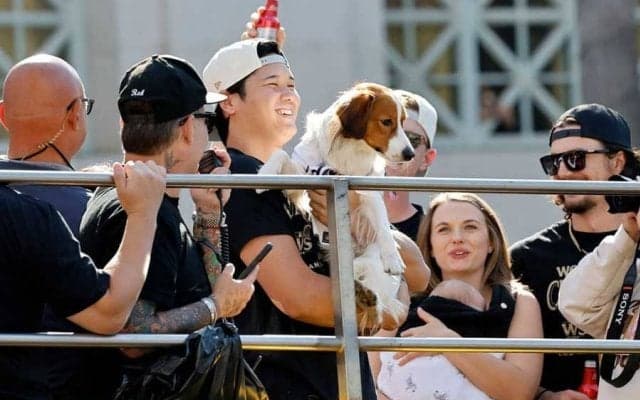 大谷翔平が同僚の娘に“神対応”「尊すぎる」　デコピンをゆらゆら「可愛いが過ぎる」