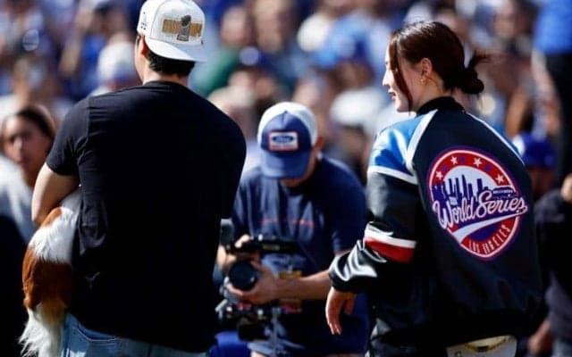 「何着てもお似合い！」優勝セレモニーに参加　真美子夫人の＂ニューアイテム＂に話題沸騰「どこで買える？」