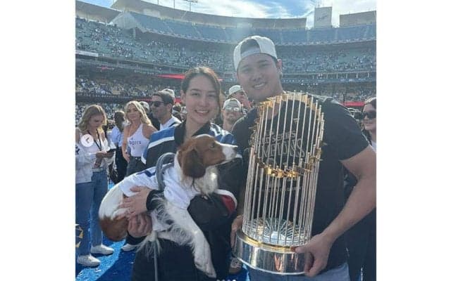 大谷翔平、真美子夫人＆デコピンとの“家族写真”投稿　世界一トロフィーとともに笑顔