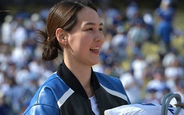 真美子夫人の“気配り”にX注目「優しさを感じる」　大谷翔平の隣で「そっと持ってる」
