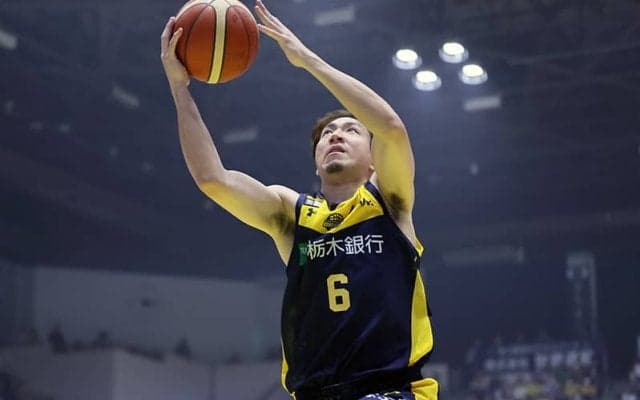 堅実な試合運びを披露した宇都宮が島根に勝利…攻撃の起点担った比江島慎は11得点5アシスト