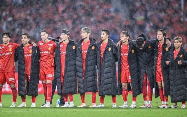 「ナチュラルに武田さんと中澤さんいてびっくりした」ルヴァン決勝でのPK戦で、肩を組むJ1名古屋のスタッフ陣に「意外な日本代表レジェンド2人」の姿が！「PK戦の時に選手と肩を組んでいた」の声