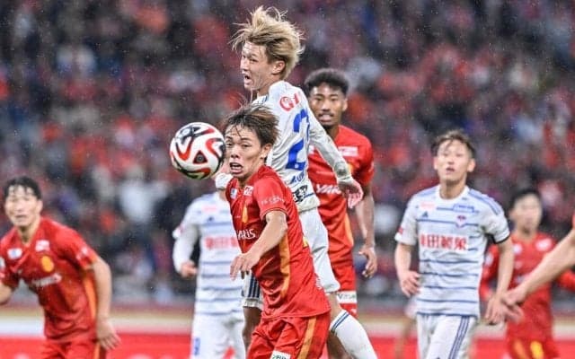 「表彰式の涙見てぐっときましたね…」ルヴァン決勝で敗れた新潟、「美しい悔やし号泣」を試合後のピッチで流したFWの姿にもらい泣きの声続々……「ほんとに刺さる」「貰い泣きした」の声