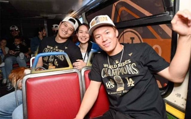 真美子夫人が大谷翔平の腕に手を添え…指輪キラリ　“日本人3ショット”をド軍公開