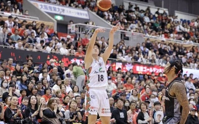 第1Qの猛攻で試合の主導権を握った琉球が4連勝…大阪とのハイスコアリングゲームを制す