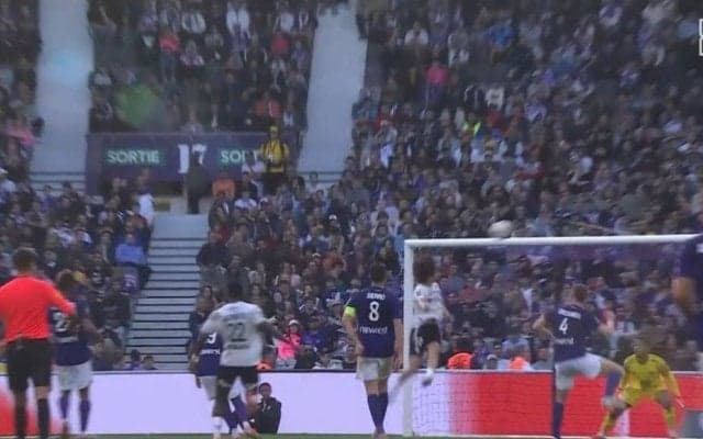 伊東純也のピンポイントクロスに中村敬人ドンピシャヘッド！「今日最大の決定機」完璧すぎる連携炸裂の瞬間