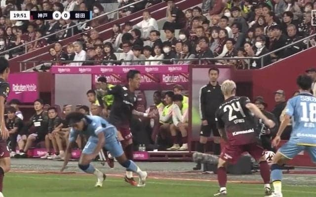 「ファウルだろ」「脱がすのうまいな」一体何が起きた？ジャーメイン良、ファウルの“証拠”を指さして抗議の瞬間