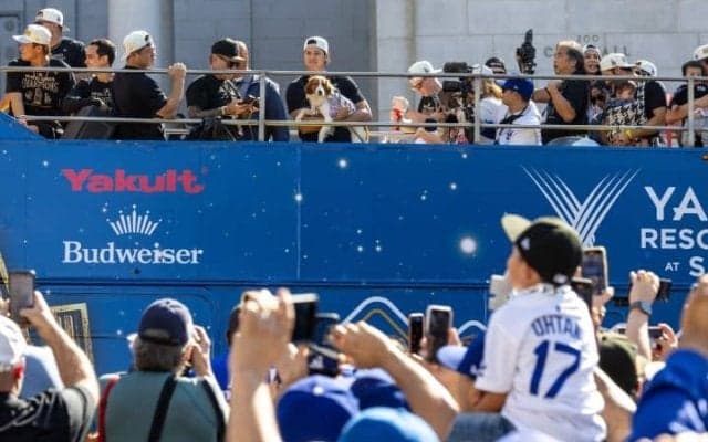 「あいつ、パドレスファンじゃないの？」ド軍Vパレードに出現した“ノリノリ”男性歌手に批判相次ぐ「売名行為ですね」