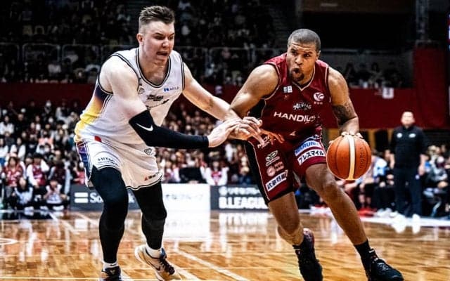 今季限りで引退のジェフ・ギブス、古巣相手に21得点12リバウンド「他の44歳と比べたらエナジーがある」