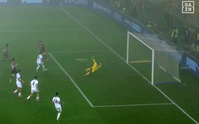 せっかくのビッグセーブが…鈴木彩艶、悲運の失点「ついてない」「さすがに無理」メディアやファンも擁護した瞬間