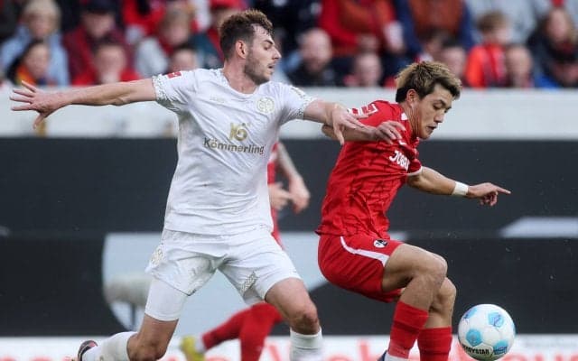 「体幹えぐい」堂安律、敵DFを吹っ飛ばす！ 脅威のゴリゴリ・ドリブルでチャンスメークした瞬間「身体が強い！」