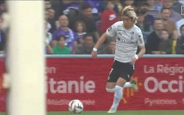 バケモン過ぎる！伊東純也、相手選手を引きずりながらの爆速ドリブル突破が衝撃的「吹き飛ばした、ヤバイ」