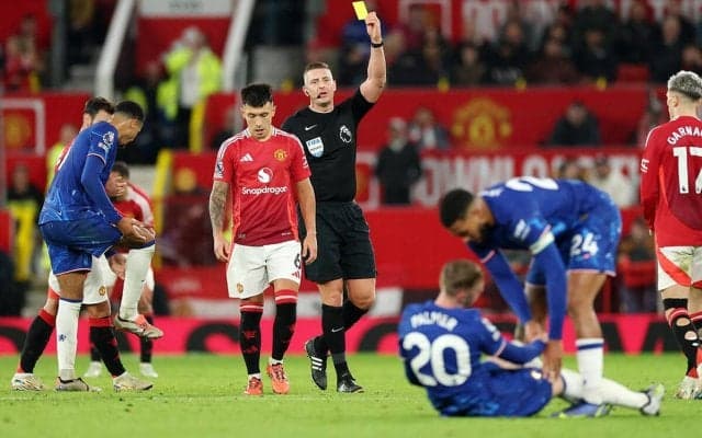 「選手のキャリアを終わらせかねない」危険タックルもリサンドロ・マルティネスは退場せず…元プレミア審判員が判定に苦言「レッドカードを出すべきだった」