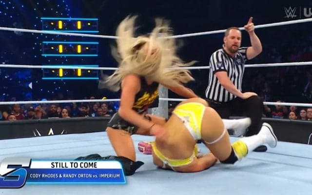 「見えそうだった」「やりすぎ」“あわや”の丸め込み決着にファンひやり 「コスチュームを握ってた」放送席も驚き