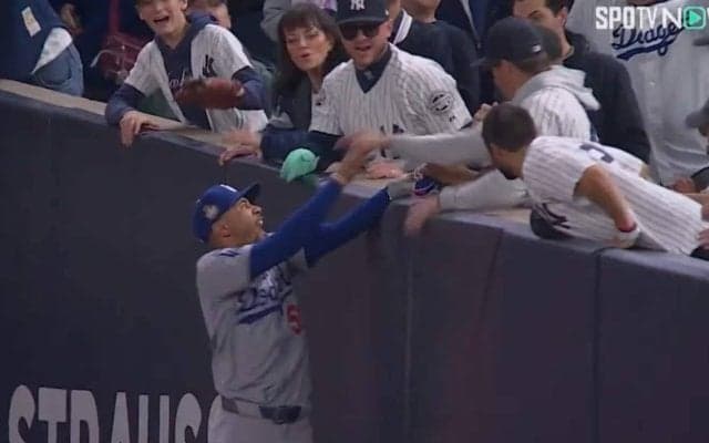 暴挙の“ボール強奪男”にブチギレ！「全球場で生涯出禁に」 ド軍マンシーが激怒… ネットも話題「ぬるい」「処分すべき」