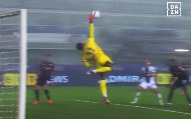 「人間やめたんか！」鈴木彩艶、“超反応の神セーブ”が話題！「無理が効きすぎ」「ジャンプ力どうなってんの」秀逸えび反りジャンプの瞬間