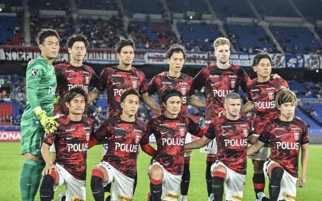 「えっと、、、今週出れる？」「そのままメンバー入りしよう」J1浦和を訪れたまさかの理不尽ストライカーの私服姿に期待と涙の声続々！「愛しかない」「居てくれるだけで心強い」と大反響