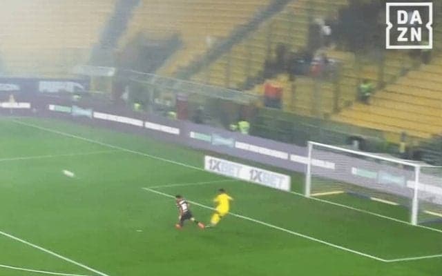 鈴木彩艶の“特大キック”には中継カメラも降参！？ 超人ロングフィードは「異次元すぎる」「もはや反則」「戦況が一変する」