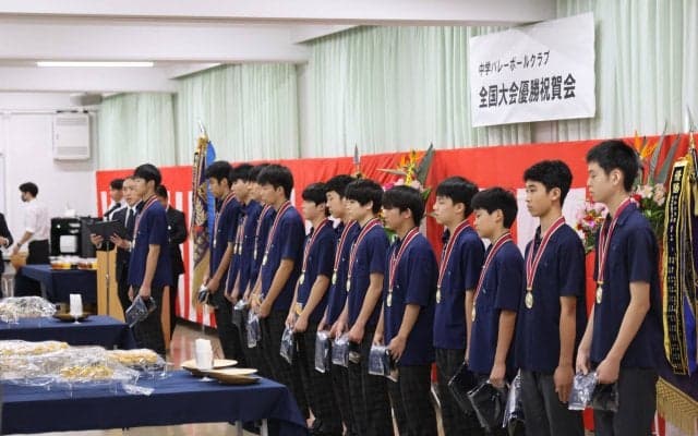 “大塚達宣たちの世代”荒井大雄が人生二度目の全国制覇「バレーボールを捨てられない」と確かめた、安田学園中でのコーチ生活と次の夢