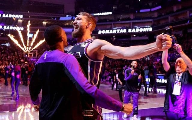 キングス不動の先発センター、ドマンタス・サボニスが“歴史的”トリプルダブルを達成