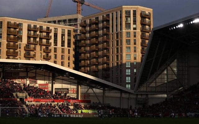 自宅の窓からスタジアム丸見え…プレミアの試合見放題の女性が話題！ 一方で悩みも