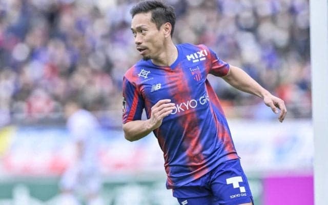 「ママも赤ちゃんも可愛い」長友佑都の妻・平愛梨が末っ子四男との味スタ観戦“お座りショット”を公開！「パパ探せたかな？」「一人でちゃんとお座り出来てますね」の声