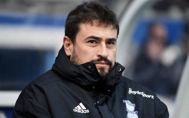 暴言で一発退場の選手を掴み怒り爆発の監督、突き飛ばして激昂「彼は2度とプレーすることはない」