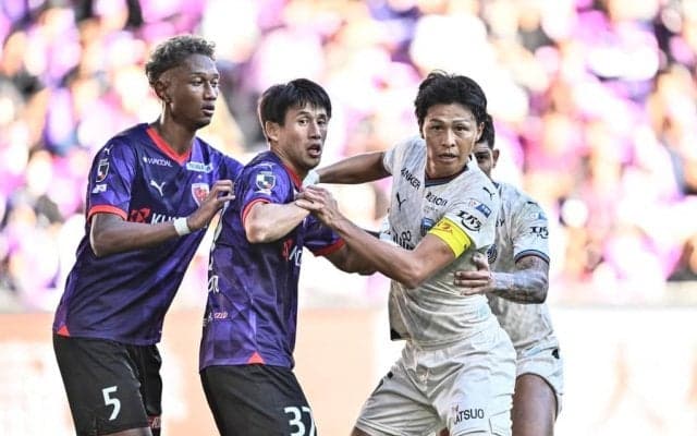 「最高過ぎた！可愛い好き」フォロワー数56万人・超人気声優のJ1「ユニフォーム×白スカートコーデ」が3万いいねの大反響！“寝転がり手つなぎショット”にも「イチャイチャしている…最高です…」の声