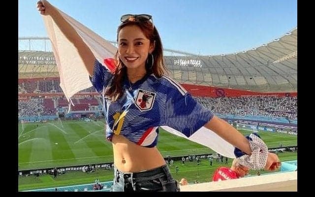 ｢かっこつけてる感じがウザめ｣整形告白も話題、W杯で｢美人すぎるサポーター｣として話題のジュビロの顔、ピンク髪イメチェン近影に｢オーラが凄い｣｢たまらん｣の声