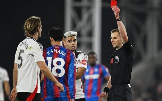 一発退場劇の鎌田大地に「ひどいタックル」「間違いなくレッド」　英『スカイ』は最低点をつける