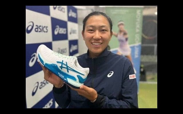  「アシックスしか考えていない」世界ランク５６位※、内島萌夏、全仏と全米で初戦突破（※２０２４年１１月１０日現在） 